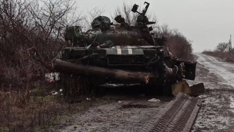 Разбитые танки, брошенные блиндажи: кадры взятых под контроль позиций ВСУ под Мариуполем