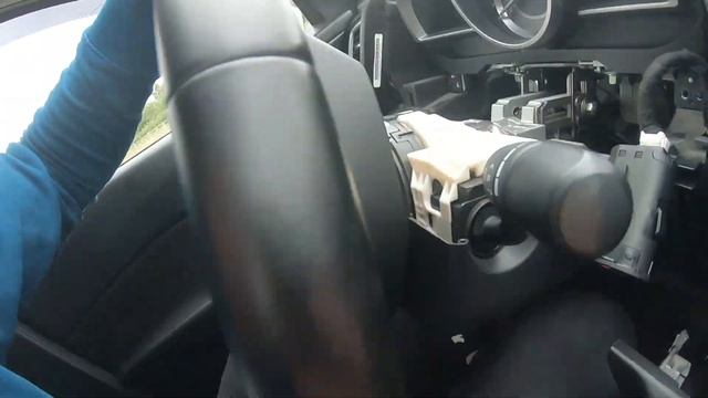 Снимаем подушку безопасности Mazda 3 BM смотреть онлайн