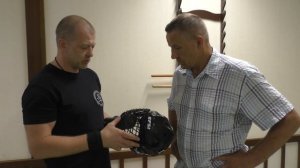 Что общего у хоккея и ножевого боя-  Илья Карташов о доработке вратарского шлема.