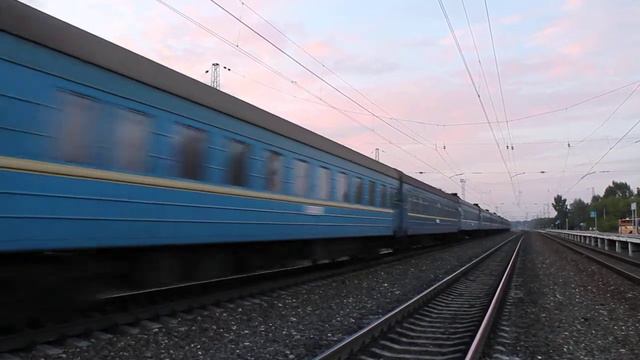 Электровоз ЧС7 с поездом проезжает станцию Тихонова Пустынь