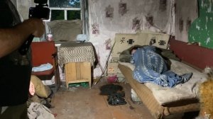 НАШЛИ ЧЕЛОВЕКА В ЗАБРОШЕННОМ ДОМЕ. Ночь на кладбище