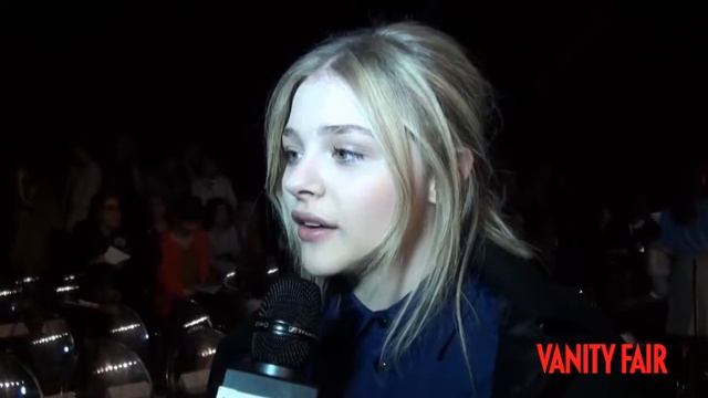 Интервью Хлои Морец SportMax Fashion Show в Милане и интервью Хлои смотреть онлайн