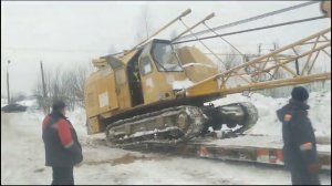 Гусеничный кран 50 тонн еле заехал на трал! A 50-ton crawler crane barely entered the trawl