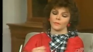 Veronica Castro with a cigarette in hand with long nails in the series Cara a Cara 2