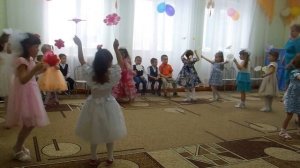 Танец с цветами на утренник 8 марта, День матери в детском саду