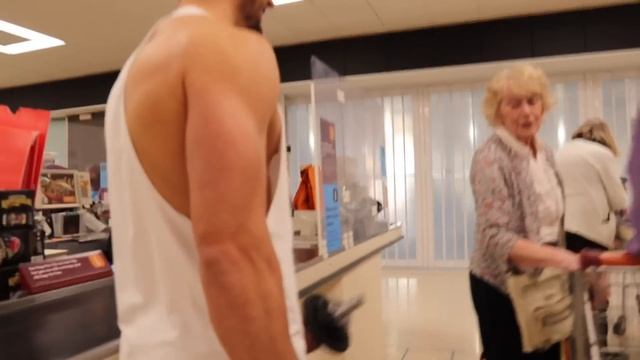 I Superglued Dumbbells To My Hands for 24 Hours смотреть онлайн