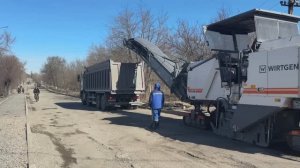 В Кировске на улице 23 Партсъезда начали снимать старый асфальт