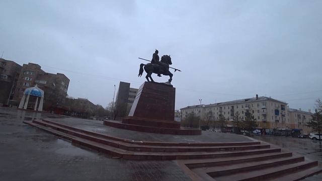 Город Балхаш (Балқаш) | площадь Независимости - памятник Агыбай-Батыру весной 2021 года в снег