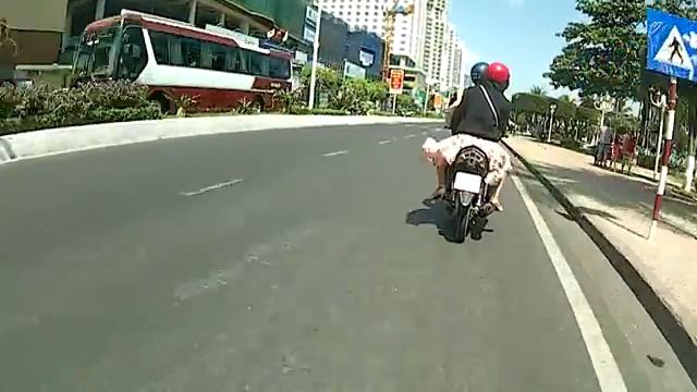 Нячанг 2020. Поездка на байке по главной улице смотреть онлайн