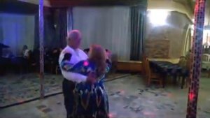 Красивый танец пожилых влюблённых