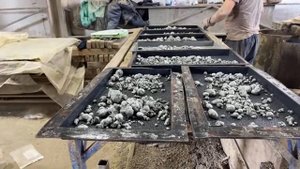 Производство крупноформатной тротуарной плитки в цвете «Белый мрамор» – заливка.