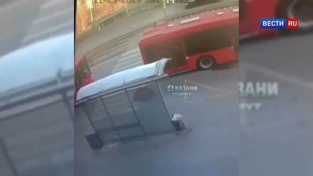 'Надо менять водил' в Казани пассажир выпал из автобуса смотреть онлайн