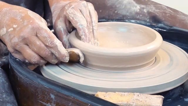 Как вытянуть блюдо  за гончарным кругом смотреть онлайн