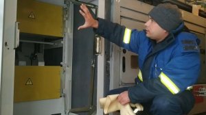 КАК БЕЗОПАСНО ПРОВЕРИТЬ ОТСУТСТВИЕ НАПРЯЖЕНИЯ В ЯЧЕЙКЕ 10 кВ, ЧТОБЫ НЕ ПОПАСТЬ ПОД НАПРЯЖЕНИЕ!!!