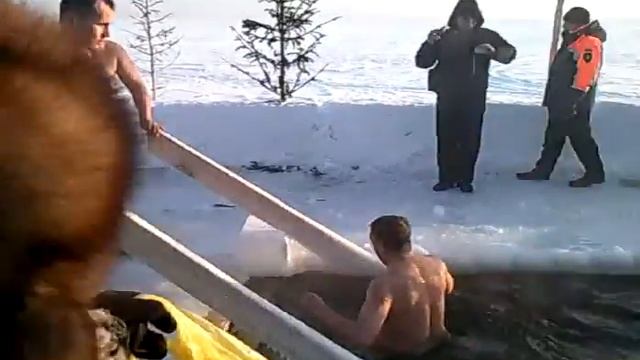Крещенское купание в Обском море- 19.01.2012 г. Новосибирская ГЭС смотреть онлайн