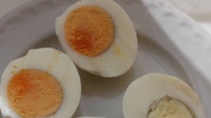 Секрет ярких яичных желтков. Как отличить полезные яйца от обычных.