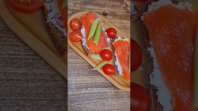 Полезно и вкусно. Цельнозерновой хлеб, сливочный сыр, зелень, рыба, украшаем черри, сельдереем.