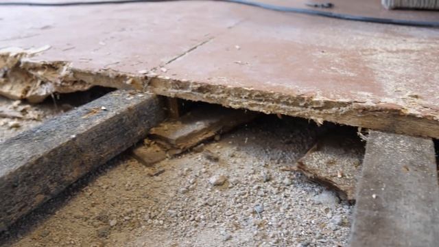 Что творится под полом в  старых панельных домах
