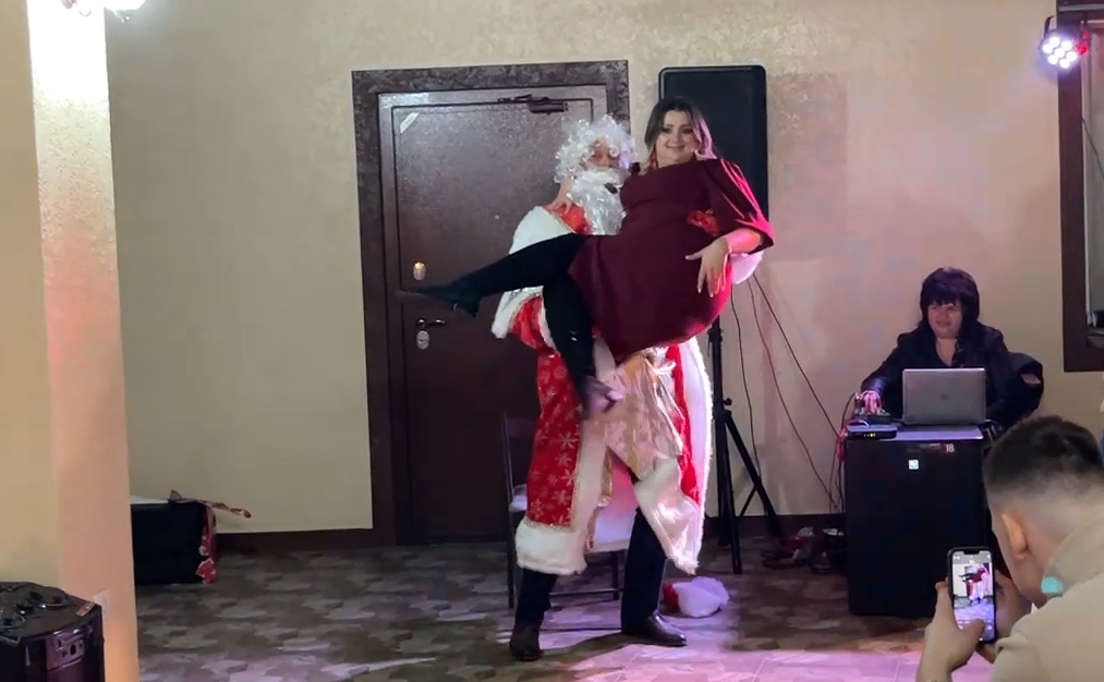 Дефиле снегурочек для деда Мороза 18+
