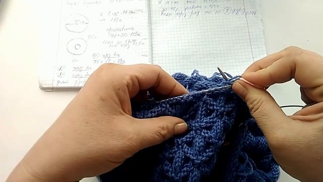 Женский берет спицами.  Объемный и простой узор.