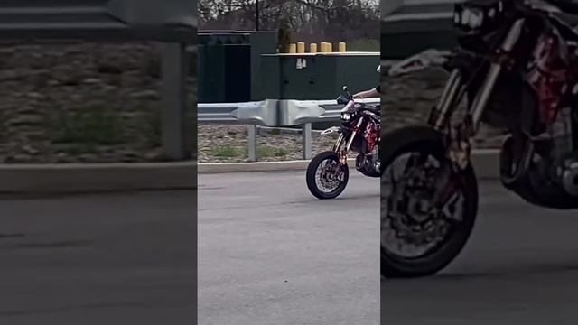 Suzuki DRZ 400 supermoto Wheelie