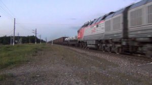 Тепловоз 2ТЭ25КМ-0004 с грузовым поездом
