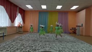 старшая группа " Капельки "( танец" Цветочки ")