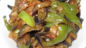 Баклажаны жаренные с перцем и помидорами. Рецепты дня с фото