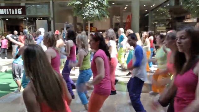 First Slovak ZUMBA® Flash Mob Dance (19.05.2012 Aupark Bratislava) смотреть онлайн