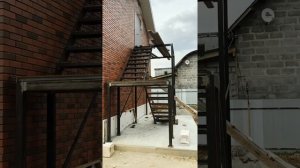 Уличная лестница на второй этаж с навесом.