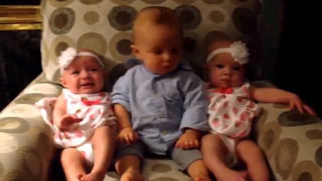 Ребёнок впервые увидел близнецов смотреть онлайн