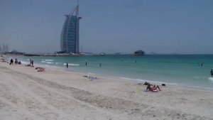 Дубай, пляж рядом с отелем Парус ( Burj Al Arab )