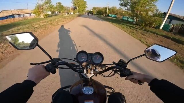 ЕДЕМ В СОСЕДНЕЕ СЕЛО К ДРУЗЬЯМ НА МОТОЦИКЛАХ! смотреть онлайн