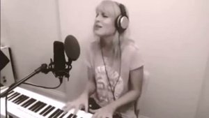 Девушка Красиво поет, И играет на Синтезаторе.