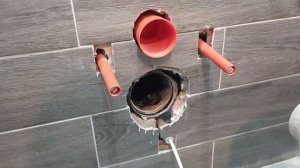 Супер плиточник. Укладка плитки на инсталляцию. Запенить или замазать? ✍️ в комментариях