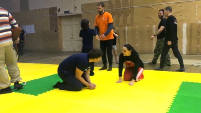 Игра "КОЧКИ - МОЛОТОЧКИ" с обручами смотреть онлайн