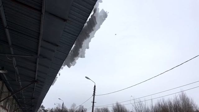 Снежные глыбы падают с крыши... смотреть онлайн