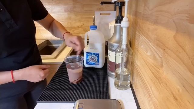 Iced Chocolate with medium size смотреть онлайн