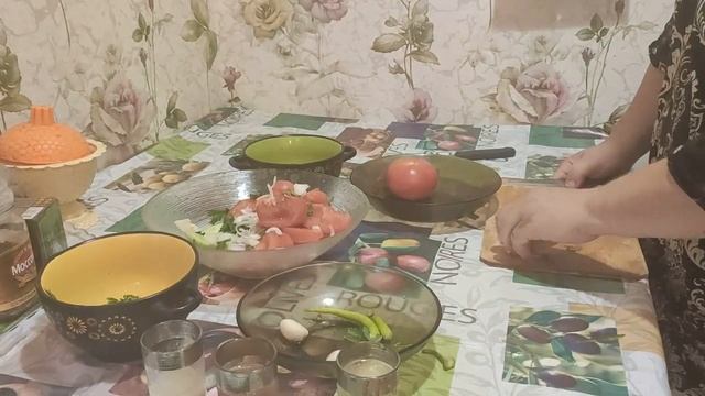 Летний грузинский салат с заправкой из грецких орехов
