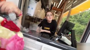 ДИЛБЛИН НАШЁЛ СЕБЕ ДЕВУШКУ | Дилблин, Ростик и Пинк Дарят цветы девочкам и женщинам