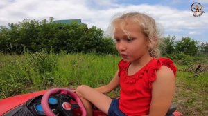 Дети и Машина. Диана и Даня играют в гонки по лужам. Манкиту