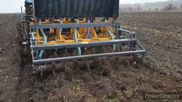 Глубокорыхлитель с внесением сухих удобрений