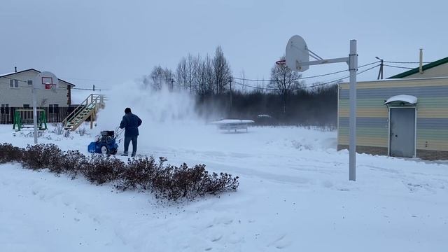 Внимание! Работает мотоблок «Нева» МБ 23 в связке с снегоуборщиком «Нева», результат на площадке. смотреть онлайн