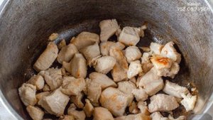 Томатный суп с курицей, фасолью и овощами