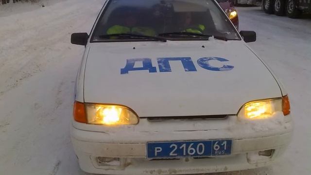 Работники ГИБДД нагло спят в машине на трассе М4 во время снежной пробки смотреть онлайн