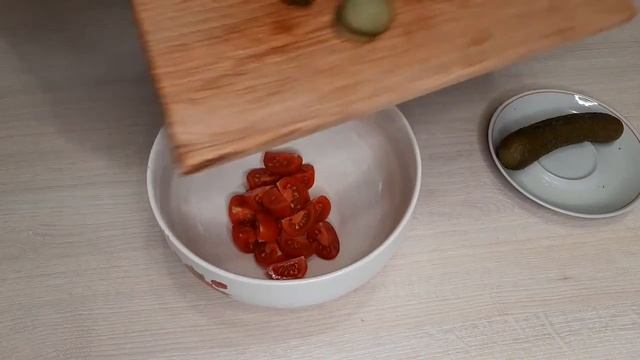 САЛАТ С КУРИЦЕЙ И МАРИНОВАННЫМИ ОГУРЧИКАМИ смотреть онлайн