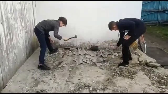 Разбиваем шифер. Наше первое видео.