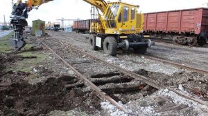 Tiltrotator on the backhoe loader  Geismar KGT-4RS.mp4