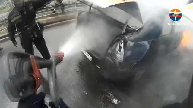 #ГлазамиМЧС: тушение автомобиля с газовым баллоном. Алтайский край