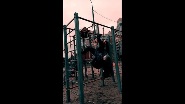 Я научил своего друга делать сальто на кольцах смотреть онлайн